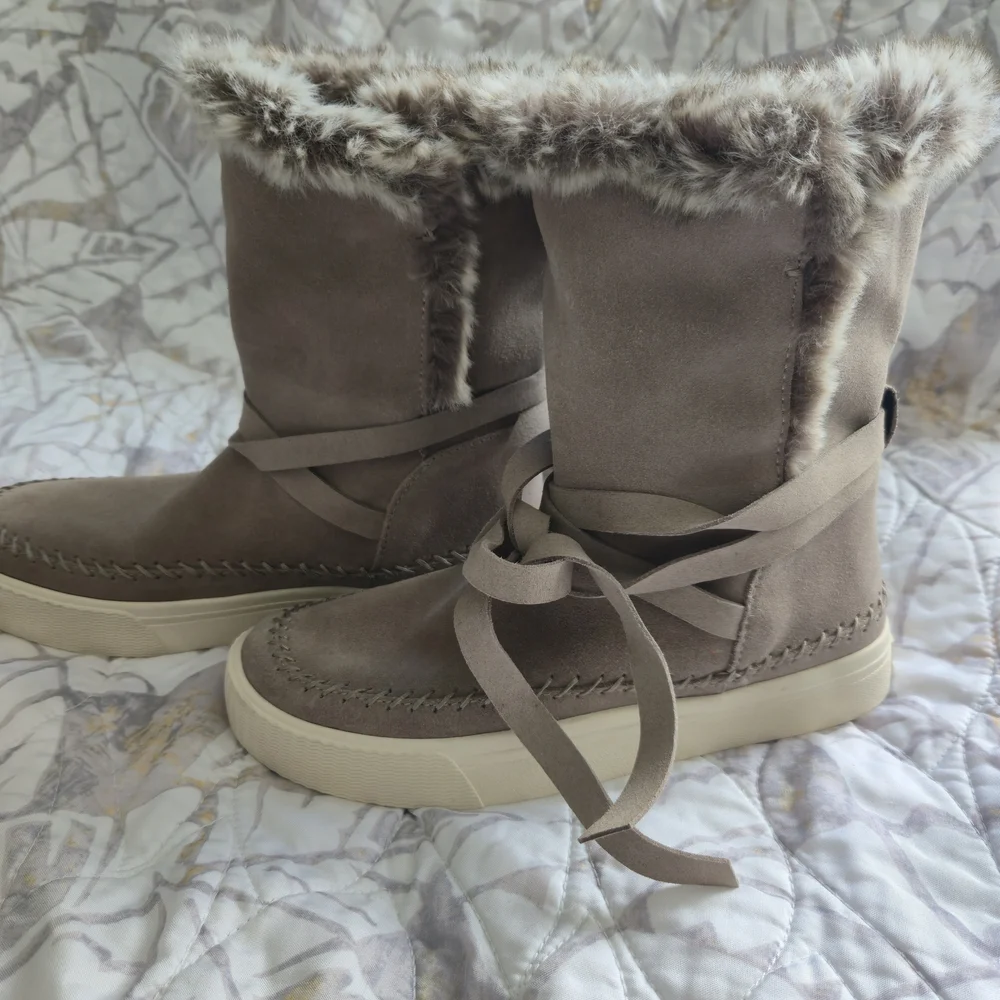 Toms Tan Winter Boots with Faux Fur Trim - Picture 2 of 5